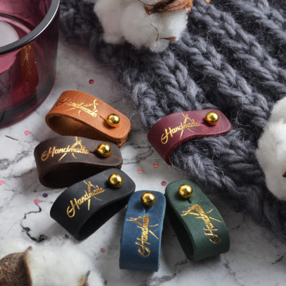 Декор пришивний шкіряна бірка 8х1,5 "Hand made" на гвинті V008